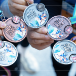 賽後同仁一一亮出閃亮的路跑獎(jiǎng)牌，完成目標(biāo)後的感動(dòng)不言而喻。