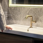 一體瓷檯盆的選用，擁有典雅大器的檯面，整潔不易卡垢，邊框的溝槽設(shè)計，可大幅降低噴濺情況，打造專屬好感衛(wèi)浴。