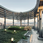 屋頂以獨特環(huán)樑包板的圓弧造型呈現(xiàn)，在夜晚的燈光計畫下，為臺中東區(qū)城市天際線帶來一大亮點。