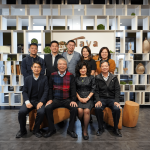 大雅廚具 楊素真董娘(右二) 特別現(xiàn)身並熱請(qǐng)款待與 新業(yè)建設(shè)創(chuàng)辦人 穆椿松先生 (左二)及部門主管一同合影。