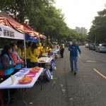 有熟悉的笑容與身影跑進了新業(yè)團隊的鏡頭裡，原來是新業(yè)建設(shè)穆椿松名譽董事長（右一）也到場為跑者加油！也讓現(xiàn)場加油團隊士氣大振！