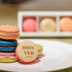致上由法國(guó)甜點(diǎn)師傅經(jīng)營(yíng)品牌 ＃Habibi_macaron，研發(fā)出減糖20%，並結(jié)合臺(tái)灣在地特有食材，在這感恩季節(jié)，與新業(yè)家人分享。