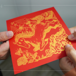 致贈版畫藝術(shù)家設(shè)計(jì)馬年方斗春聯(lián)，『駿馬飛越．馬到成功』，象徵希望穩(wěn)固、納福迎祥、萬壽無疆，將這份祝福與溫暖延續(xù)下去。