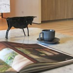 我們的人生已送走且迎來(lái)許多春夏秋冬，就像我們生活有沉寂也有活躍的時(shí)刻，此刻細(xì)細(xì)回味，過(guò)往的故事就如同翻開的頁(yè)扉，一一浮現(xiàn)並鮮明著。