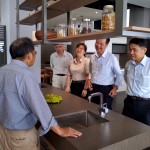 新業(yè)建設(shè)卓勝隆董事長（左）偕同簡福榮總經(jīng)理（右二）及邱正光副總經(jīng)理（右一），與團(tuán)隊成員以「使用效益最大化、備餐步調(diào)多樣化」的角度，討論適合配搭的中島提案，讓掌廚時刻更加游刃有餘。