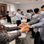 課程過程中亦有趣味互動(dòng)，就如同與聽眾面對面互動(dòng)的媒介，肢體與語言都非常重要。