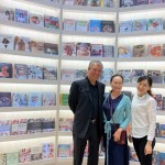 新業(yè)建設(shè)名譽(yù)董事長穆椿松先生與穆太太、益品書屋館長合影。