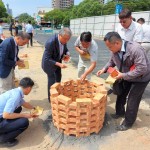 新業(yè)建設 穆椿松名譽董事長（左三）偕同卓勝隆董事長(左二)、邱正光副總經(jīng)理(左一)帶著虔念，期盼【築願景】工程平安順利。