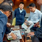 不同的顏色、材質(zhì)、功能性質(zhì)甚至觸感等，排列組合甚至有上千種組合，需要職人根據(jù)多年經(jīng)驗(yàn)，仔細(xì)推敲琢磨並判斷。（圖左一為卓勝隆董事長，圖右二為邱正光副總經(jīng)理）