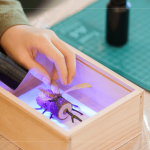 拋下常見的粘著劑，利用最安全的且保持素材原貌的UV光膠進行，搭配紫外光手電筒，讓作品快速接著又兼具美觀。