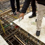 良辰吉時(shí)，澆下米酒象徵向天地敬酒，感謝工程順利。