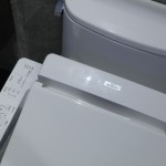 對(duì)於肌膚較為敏感的家人來(lái)說(shuō)，或是在寒冷的天氣中，TOTO智慧免治馬桶都能早一步知道，滿足全家大小的暖心呵護(hù)。