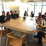 相聚時光，愜意坐在二樓圖書會議室暢所欲言。