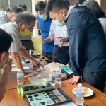 新業(yè)職人相信，廚具板材的細(xì)節(jié)也是決定最佳體驗(yàn)的條件。在專業(yè)眼光的審視下，除了材質(zhì)優(yōu)劣判斷，更需要統(tǒng)整美感趨勢(shì)，平衡美觀與實(shí)用性。