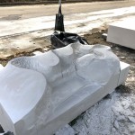 作品完成前，藝術家一敲一鑿的雕刻出一絲一絲的紋路，雖成品讓人滿意，但在打造的過程帶來的感動也毫不遜色。