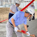 新業(yè)建設(shè)-董事長 卓勝隆(中)，以金鏟鏟起沙堆，象徵整個工程的開端與順?biāo)?，為往後的臺中14期築下最宜居的家園。