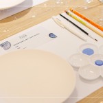 各式畫筆的運(yùn)用大不同，先以『鉛筆』初步草稿，再以『描邊筆』描繪鉛筆的筆跡，『毛筆』沾滿藍(lán)彩，揮灑在潤(rùn)白的瓷盤上，多樣層次、繆思變化。