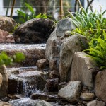 聽瀑踏石，潺潺水流，新業(yè)與景觀團隊親自挑選來自中部山區(qū)溪流的石頭，希望降低碳足跡。