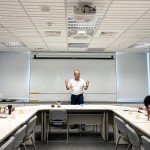 新業(yè)建設(shè)大家長(zhǎng)－穆椿松創(chuàng)辦人（圖中）藉由小故事帶出新業(yè)理念，以「主動(dòng)、積極、樂(lè)觀」的態(tài)度去面對(duì)問(wèn)題，方方面面不妥協(xié)的堅(jiān)持，分享其中的經(jīng)營(yíng)哲學(xué)。