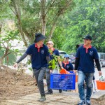 新業(yè)同仁們分工將所需要的工具、水、小樹苗等，步行約400公尺，抵達(dá)本次防火林帶建置的位置。