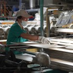 窯場師傅細(xì)心的檢驗(yàn)每一片磁磚，不斷的反覆確認(rèn)，感受每一分的精準(zhǔn)細(xì)節(jié)。