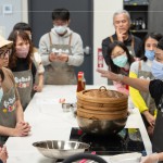 再次邀請(qǐng)廚藝職人 ＃吳志杰師傅(右一)，身懷30年以上的廚藝經(jīng)驗(yàn)，研究出最有口感的蘿蔔糕作法，不藏私的傳授給新業(yè)家人們。