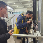 營建部工地主任-吳瑞隆(圖中)，用燈源檢查水密性能試驗後的氣密窗，確認是否有漏水、滲水或濺水的情形。