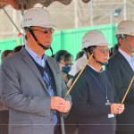 新業(yè)團隊齊聚，眾人一心，手持炷香，煙氣霧氣交織，裊裊上升，願直達(dá)天聽，透過聲聲祝禱，傳遞心中滿懷的期盼與感恩。(左一為新業(yè)建設(shè) 穆椿松 創(chuàng)辦人，左二為卓勝隆 董事長)