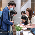 設(shè)立新業(yè)建設(shè)專(zhuān)屬領(lǐng)票處，仔細(xì)與住戶核對(duì)資料及票卷，讓住戶可安心的入場(chǎng)觀影。