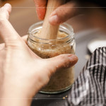 將味噌原料充分混合後裝罐，層層壓實，手作的溫度與節(jié)奏，讓每一罐味噌都帶著獨一無二的個人印記。