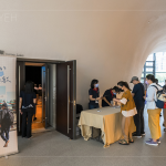 開(kāi)場(chǎng)前，絡(luò)繹不絕的人潮漫漫湧入，一場(chǎng)臺(tái)南在地的奇妙旅程即將展開(kāi)。