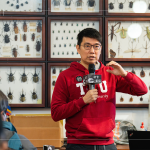 本次攀樹(shù)體驗(yàn)邀請(qǐng)到，提供生態(tài)、食農(nóng)體驗(yàn)課程的東海小棧 黃博森老師，要帶給大家一場(chǎng)難忘的生態(tài)體驗(yàn)課。