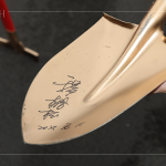 新業(yè)建設(shè) 創(chuàng)辦人 穆椿松先生，於金鏟子上簽名，象徵著開工誌慶，步步啟程。