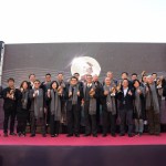 頒獎(jiǎng)團(tuán)隊(duì)與得獎(jiǎng)?wù)咭煌嫌傲裟?。?屆臺(tái)中市都市空間設(shè)計(jì)大獎(jiǎng)緊扣「適法」、「創(chuàng)意」、「?jìng)鞒小沟仍V求，傳達(dá)幸福城市始於移居宜家的意涵。