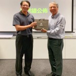 課程尾聲，新業(yè)建設(shè)榮譽(yù)董事長－穆椿松先生準(zhǔn)備禮品致贈(zèng)，感謝王永福講師帶給我們精采充實(shí)的教育訓(xùn)練。