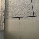 海綿擦拭前(下)後(上)的對(duì)比，讓隔著層層水泥的石子掀開神秘的面紗，重見天日。