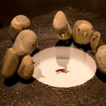 每一項鳥兒的金工原石作品，嘴喙都被打磨得光亮平滑顯得相當(dāng)逗趣，描繪一隻隻收起翅膀想要自由卻又嚮往安定的鳥兒，表達(dá)家與家人的重要性。