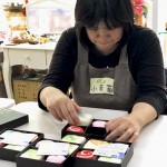 將羊毛皂一一裝入禮盒，千辛萬苦完成禮盒包裝，每個步驟絕不馬虎。