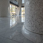 表面貼滿小小的圓形馬賽克磚，呼應(yīng)曲柱的圓潤特色