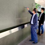 臺中市文化局副局長曾能汀先生（圖右一）偕同新業(yè)建設卓勝隆董事長（圖左一），一同於文學公園的水寫詩牆提筆揮毫，為為期11月的鐵道文學特展拉開序幕。