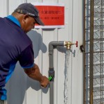 工地在開挖地下室時，必須抽取大量地下水，過去這些工地水都直接放流到排水溝，透過這一次市府的淨(jìng)水優(yōu)化，可免費(fèi)讓民眾取用到更乾淨(jìng)的水源。