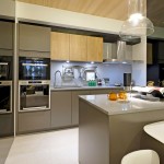 巧思哲學(xué)的私廚空間，開放式中島結(jié)合餐桌，善用空間的設(shè)計(jì)，可以是備料空間，也可以是小朋友書寫玩樂的地方，省時(shí)簡約的廚房場域，只為了留給家人更多愛的時(shí)間。