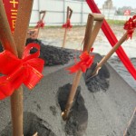 開工象徵的金鏟子，猶如一顆開起夢想的種子，扎根土壤，彷彿像孕育生命般，即將萌芽。