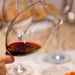 輕微傾斜酒杯，燈光穿越酒體，可以依稀看見(jiàn)隱隱透出的紅色光澤，呈現(xiàn)出酒品的不同狀態(tài)。