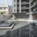 暖陽(yáng)撒落的中庭，搭配上任大賢老師的藝術(shù)品『雲(yún)與樹(shù)』，共同交織出無(wú)限美好景致。