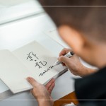 米灰色的質(zhì)感職人手札，搭配郭哥(郭子乾)親筆簽名，作為當(dāng)天抽獎(jiǎng)禮，贈(zèng)予一份特別的祝福。