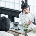 透過(guò)經(jīng)驗(yàn)豐富的茶師，探索每款茶的風(fēng)味口感，貼近飲茶者的心，相互暢所欲言，以茶相會(huì)。