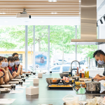 看著老師每一步驟的示範(fàn)與教學(xué)，一顆粽子的背後，是經(jīng)過(guò)繁瑣的步驟，從備料、炒料、再到包粽，讓我們感恩腳下每一寸土地，步步講究、守候與疼惜。