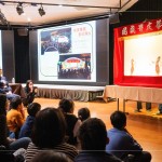 以牛皮刻劃出的戲偶，透過(guò)簽桿操控，利用燈光照射在白色布幕上，依循劇本內(nèi)容搭配音樂(lè)與口白來(lái)演出，既趣味又有意義。