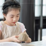 大手與小手們紛紛捏出風(fēng)鈴罩，可以捏出帥氣的火箭造型，或是俏皮的小圓帽，天馬行空，玩轉(zhuǎn)創(chuàng)意。